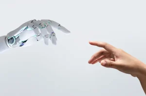 Imagen de una mano robótica y una mano humana cerca de juntar los dedos índice