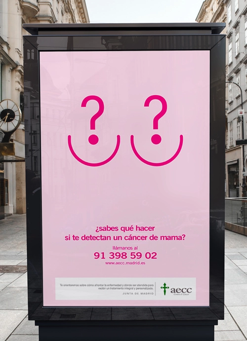 Campaña cáncer de mama en una mampara publicitaria callejera