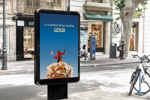Imagen de una mampara publicitaria callejera con publicidad de GINOS