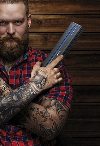 Imagen de un hombre fuerte con tatuajes